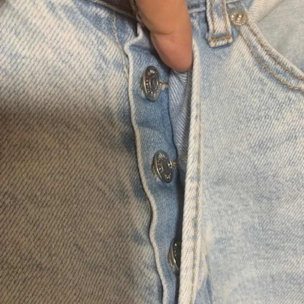 Forever 21 Y2K 90s Style Light Wash Ripped Distressed High-Rise Jeans - Size 28‎